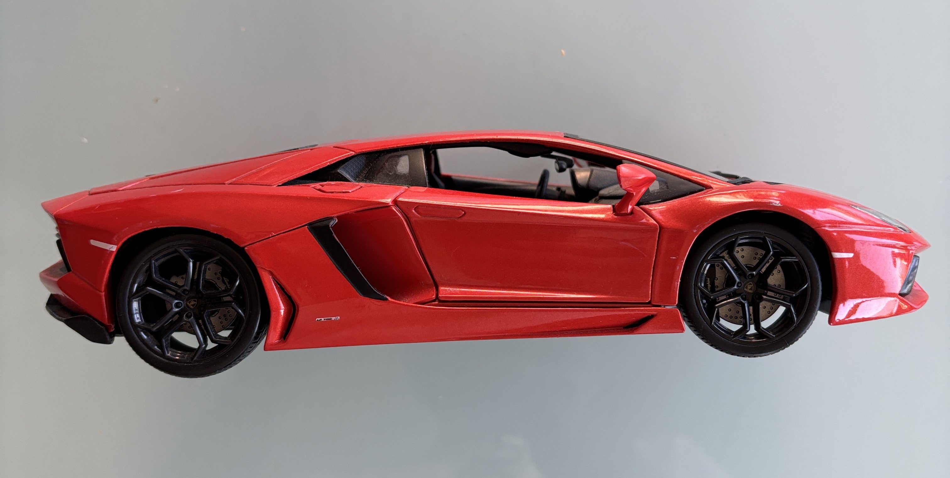 LAMBORGHINI Adventador LP700-4 1:18 Burago