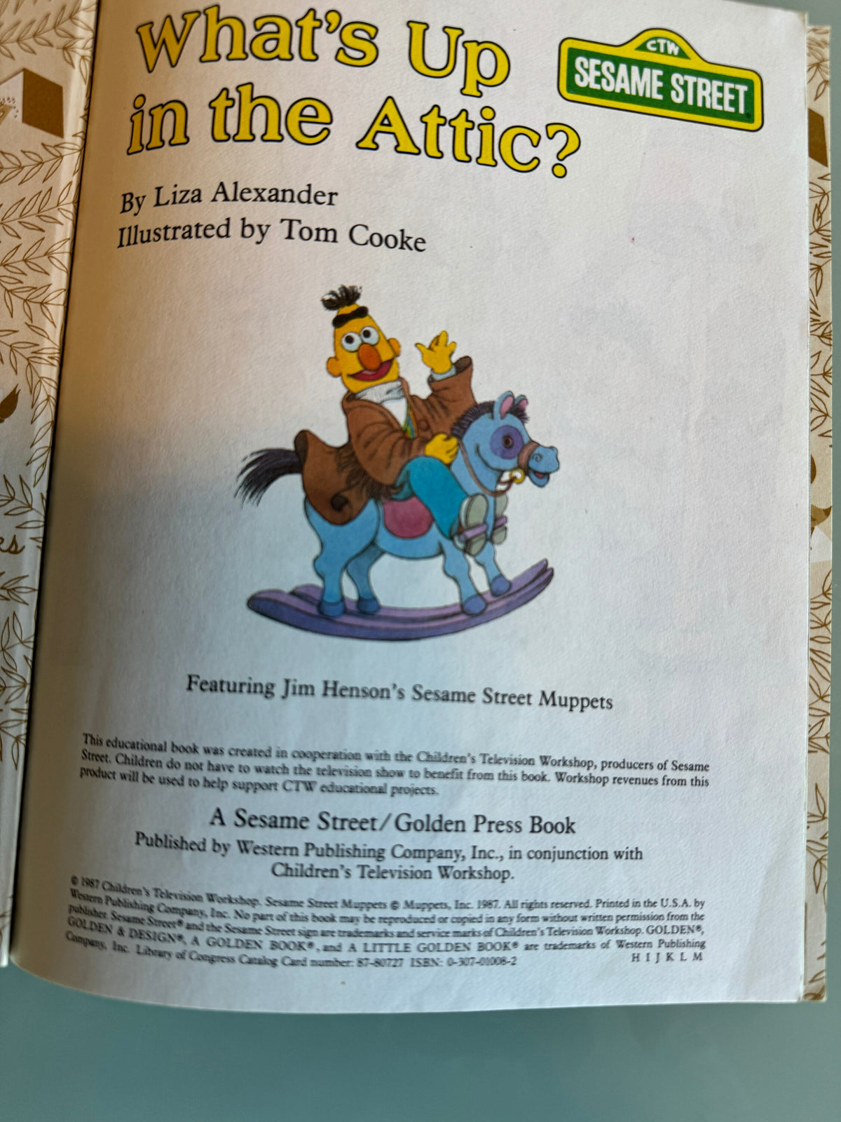 What's Up In The Alley a little Golden Book   Sesame Street